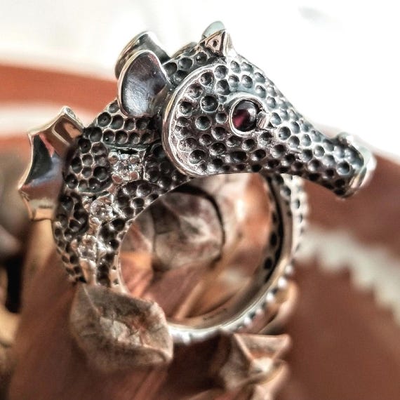 Seahorse ring in sterling silver 925, textured jewellery with marine-life sea-creature