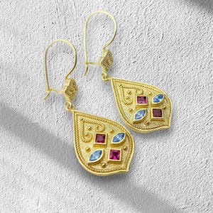 925スターリングシルバーに金メッキとカラーストーンをあしらったビザンチンイヤリング