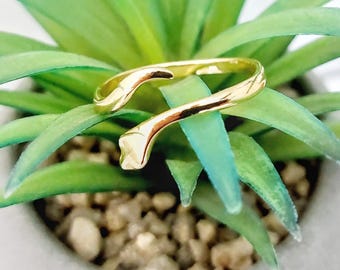 Dainty snake ring in solid 14K gold, adjustable reptile