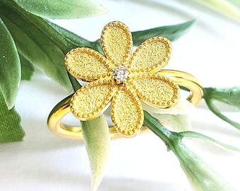 18K gold ring with rotating daisy, floral jewelry with diamond