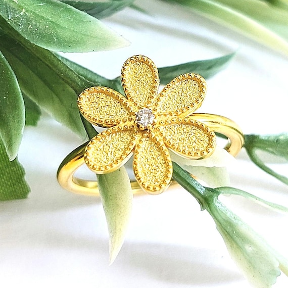 18K gold ring with rotating daisy, floral jewelry with diamond