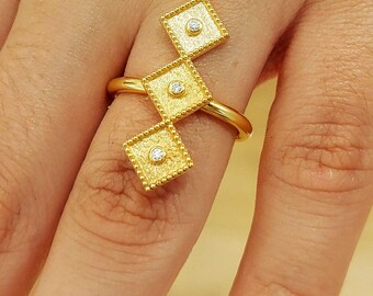 k18 gold ring with diamonds and byzantine texture