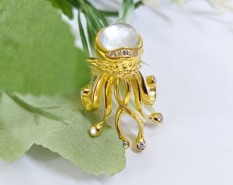 Golden Jellyfish Ring with Zirconia and Mother of Pearl in sterling silver 925