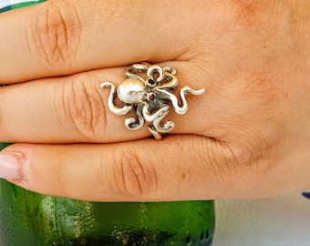 Baby octopus ring in sterling silver 925, shiny kraken jewelry, marine-life ring