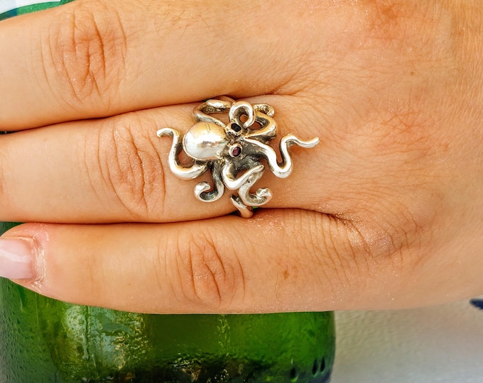 Baby octopus ring in sterling silver 925, shiny kraken jewelry, marine-life ring