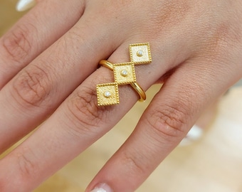 k18 gold ring with diamonds and byzantine texture