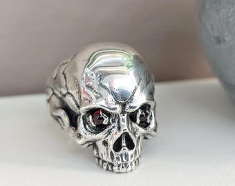 Skull ring in sterling silver 925  with garnet gemstone eyes