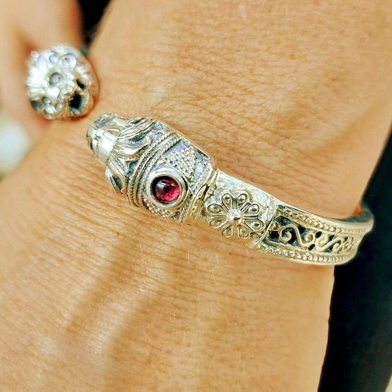 Lion head bracelet in sterling silver 925 with garnets, byzantine animal cuff