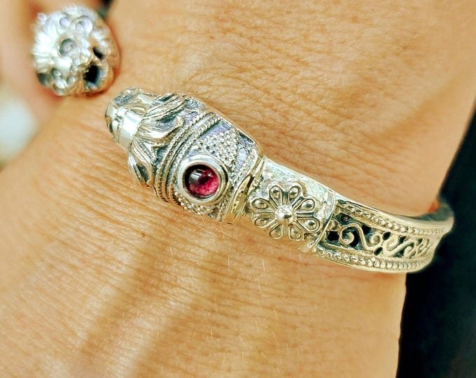 Lion bracelet in sterling silver 925 with garnet or amazonite gemstones, lion jewelry, animal bracelet, byzantine bracelet with lion heads.