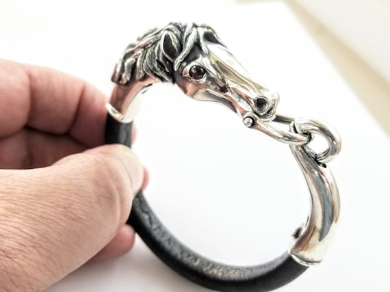 Bracelet cheval en argent sterling 925, sur épais cordon de cuir noir. -   France