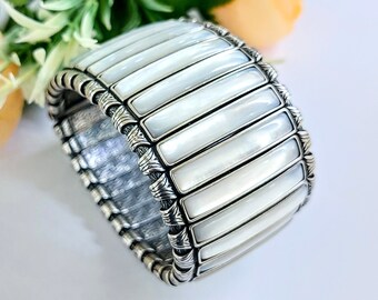 Mother of pearl cuff bracelet in silver 925