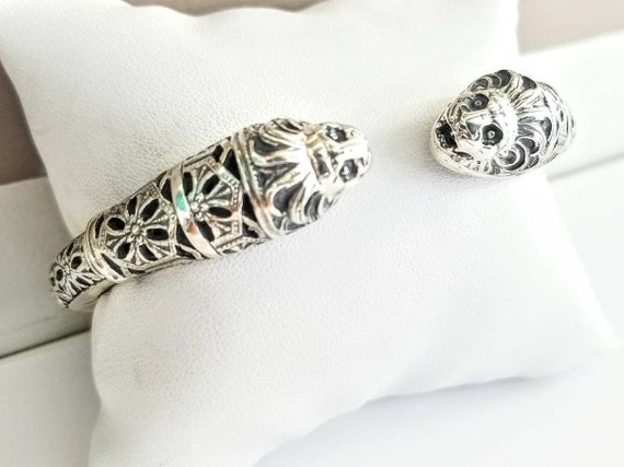 Lion bracelet in sterling silver with decorated shank