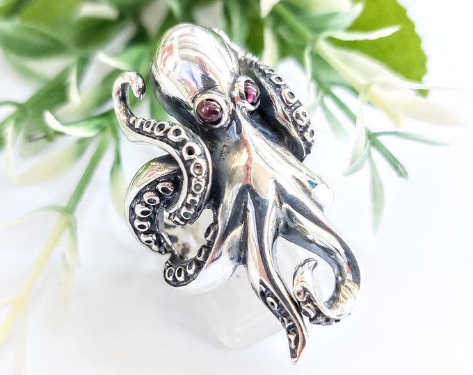 Detailed octopus ring in sterling silver 925, handmade octopus jewelry, kraken and tentacle ring.