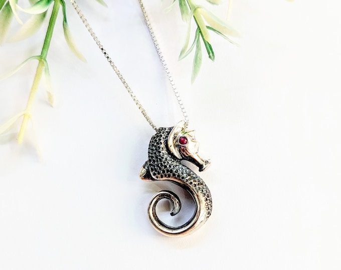 Seahorse necklace in sterling silver 925, handmade sea-creature jewelry, marine-life gift