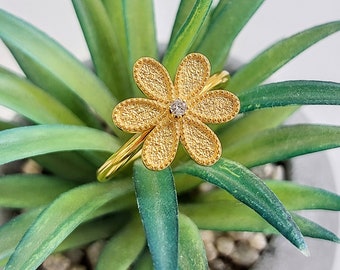 Archaic daisy ring in k18 gold with diamond.