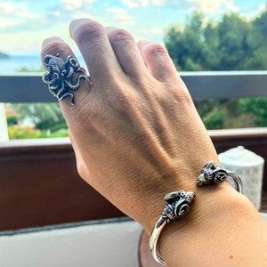 A ram head bracelet in solid silver 925.
The silver ram bracelet consists of two silver ram heads on a silver torc tube.
The ram bracelet is handmade and has a beautiful oxidation giving a contrast to the ram horns and ram head details.