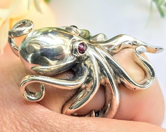 Playful octopus ring, sterling silver 925, kraken jewellery, unisex sea-creature accessory,