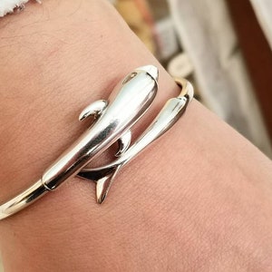 Dolphin bracelet with tail fin in solid silver 925.