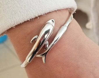Dolphin torque bracelet with tail fin in sterling silver 925, marine-life jewelry, sea-creature bracelet