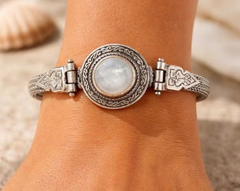 Mother of pearl bracelet with byzantine bezel in sterling silver 925.