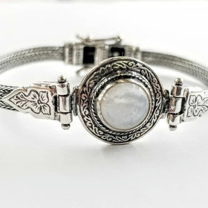 Mother of pearl bracelet with byzantine bezel in sterling silver 925.