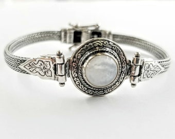 Mother of pearl bracelet with byzantine bezel in sterling silver 925.