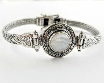 Mother of pearl bracelet with byzantine etchings in sterling silver 925.