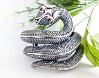 Silver Serpent: Strukturiertes Schlangenarmband