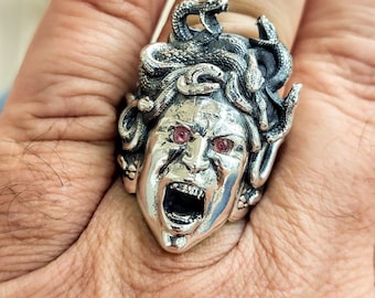 Fierce Medusa ring in sterling silver 925 with garnet eyes