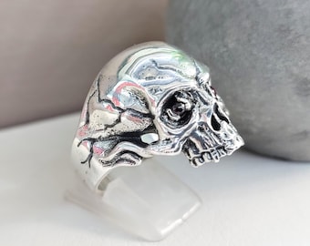Skull ring in sterling silver 925  with garnet gemstone eyes