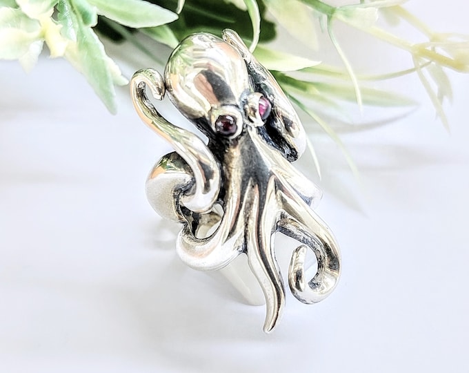 Stunning octopus ring in solid sterling silver 925, handmade marine-life jewelry.