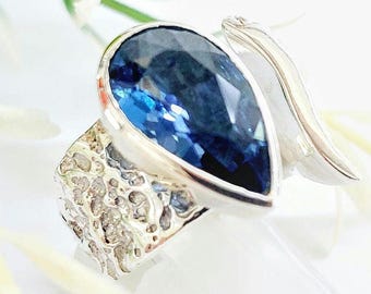 Blue topaz ring in sterling silver 925 with hammered shank, brutalist style jewellery