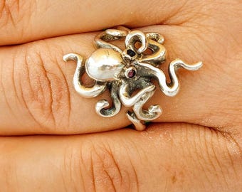 Baby octopus ring in sterling silver 925, shiny kraken jewelry, marine-life statement ring