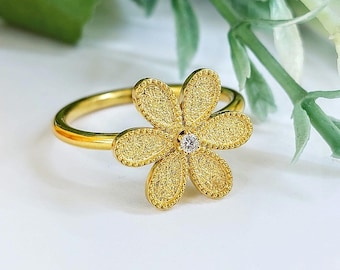 18K gold ring with rotating daisy, floral jewelry with diamond