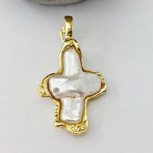 K18 Goldkreuz mit Naturperle und Diamanten, handgefertigter religiöser Schmuck, Perlenschmuck