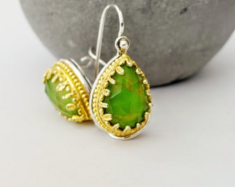 Peridot earrings in sterling silver 925, gold-plated byzantine earrings with peridot doublet gemstones.
