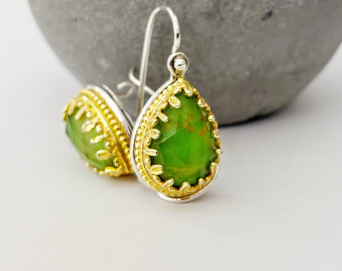 Peridot earrings in sterling silver 925, gold-plated byzantine earrings with peridot doublet gemstones.