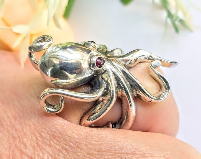 Featured listing image: Chic octopus ring in silver 925 with raised tentacle