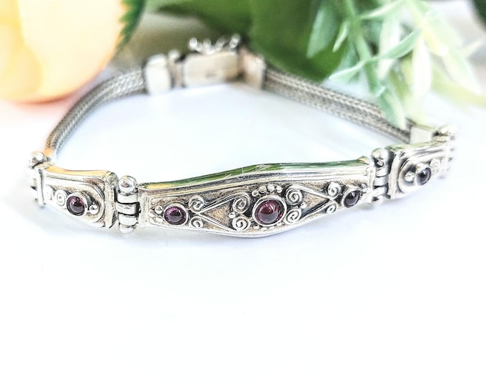Vintage inspired bracelet with garnet gemstones in sterling silver 925 with hand-woven flat chain.