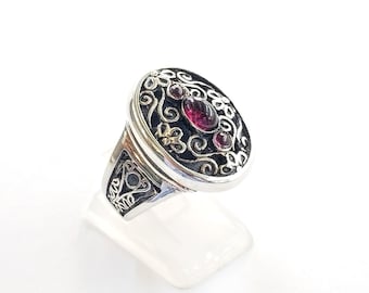 Perforated byzantine ring with garnets in sterling silver 925