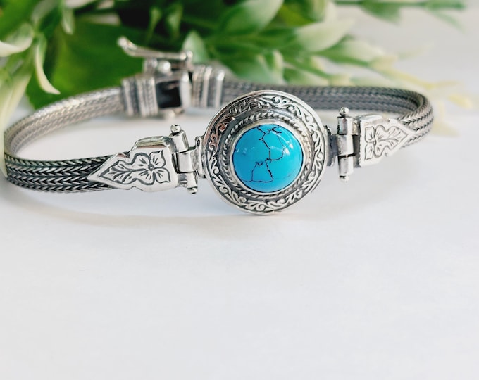 Turquoise bracelet in sterling silver 925, bohemian style chain bracelet with turquoise bezel.