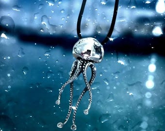 Jellyfish necklace, sterling silver 925, marine-life jewellery, sea-creature pendant for ocean lovers