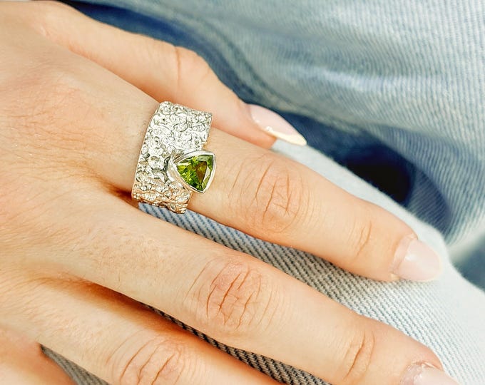 Silver band with brutal finish and triangular peridot gemstone, wide silver ring