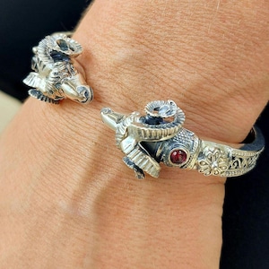 Ram bracelet in sterling silver 925 with garnet or lapis gemstones and byzantine decorations, animal bracelet, silver cuff bracelet