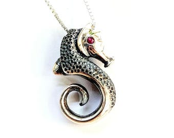 Seahorse necklace in sterling silver 925, handmade sea-creature jewelry, marine-life gift, hippocampus pendant