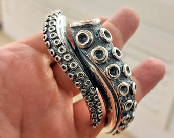 Octopus tentacle bracelet in sterling silver 925, marine-life jewelry