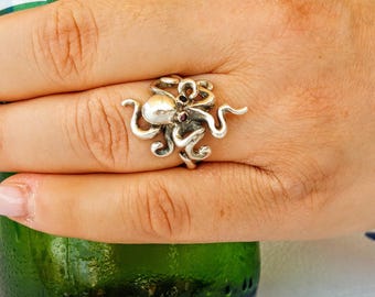 Baby octopus ring in sterling silver 925, shiny kraken jewelry, marine-life statement ring