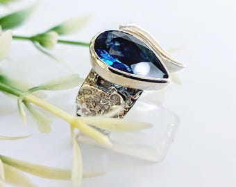 Blue topaz ring in sterling silver 925 with hammered shank, brutalist style jewellery