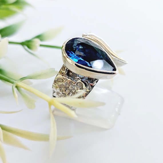 Blue topaz ring in sterling silver 925 with hammered shank, brutalist style jewellery