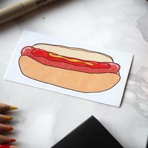 Adesivo per hot dog, cibo fritto, fast food, snack da cinema, hot dog con ketchup e senape, cibo da fiera, snack estivi tagliati a metà